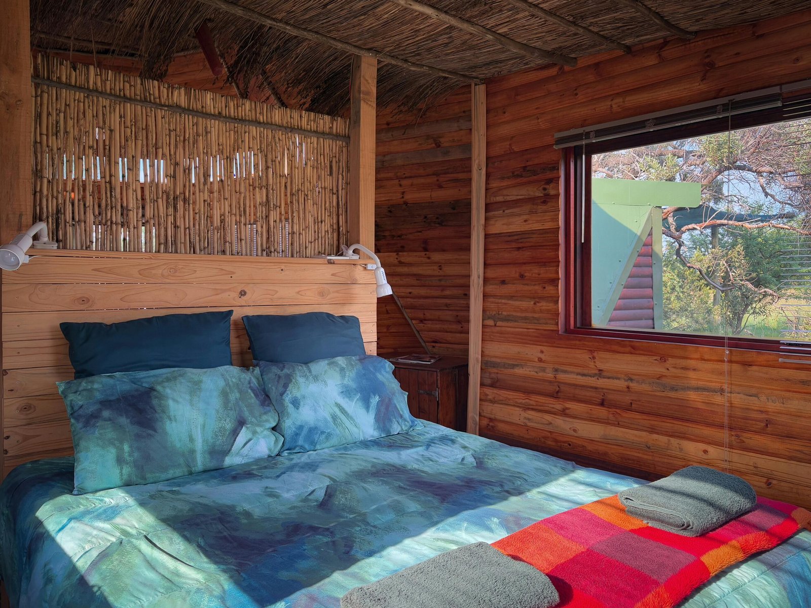 Material Alami: Jiwa dari Desain Rustic Properti yang Hangat